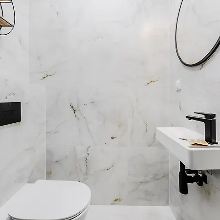 P&o Chmielna Next To Tower *