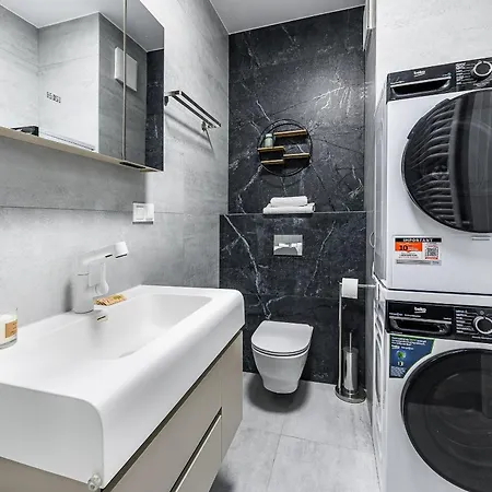 P&o Chmielna Next To Tower *